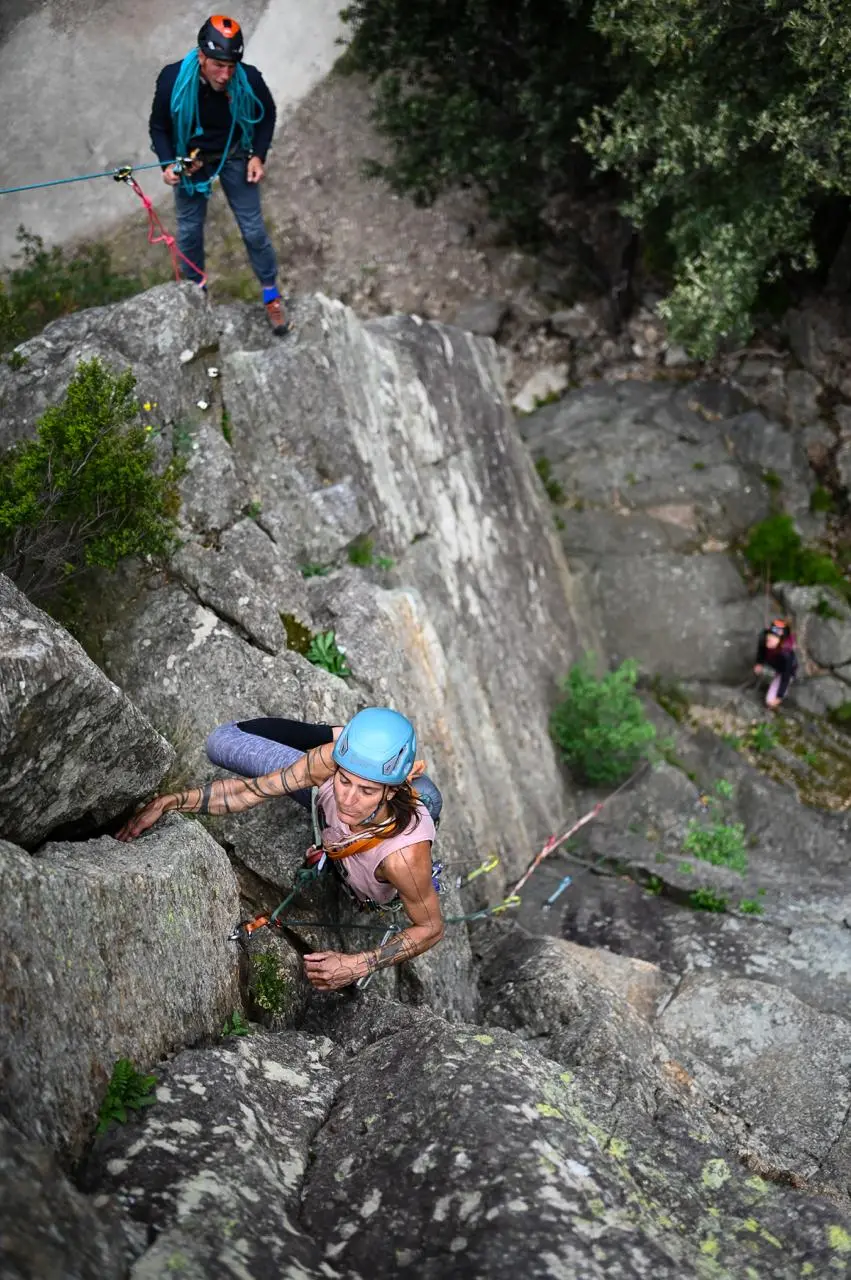 Moniteur escalade sécurité voie terrain d'aventure