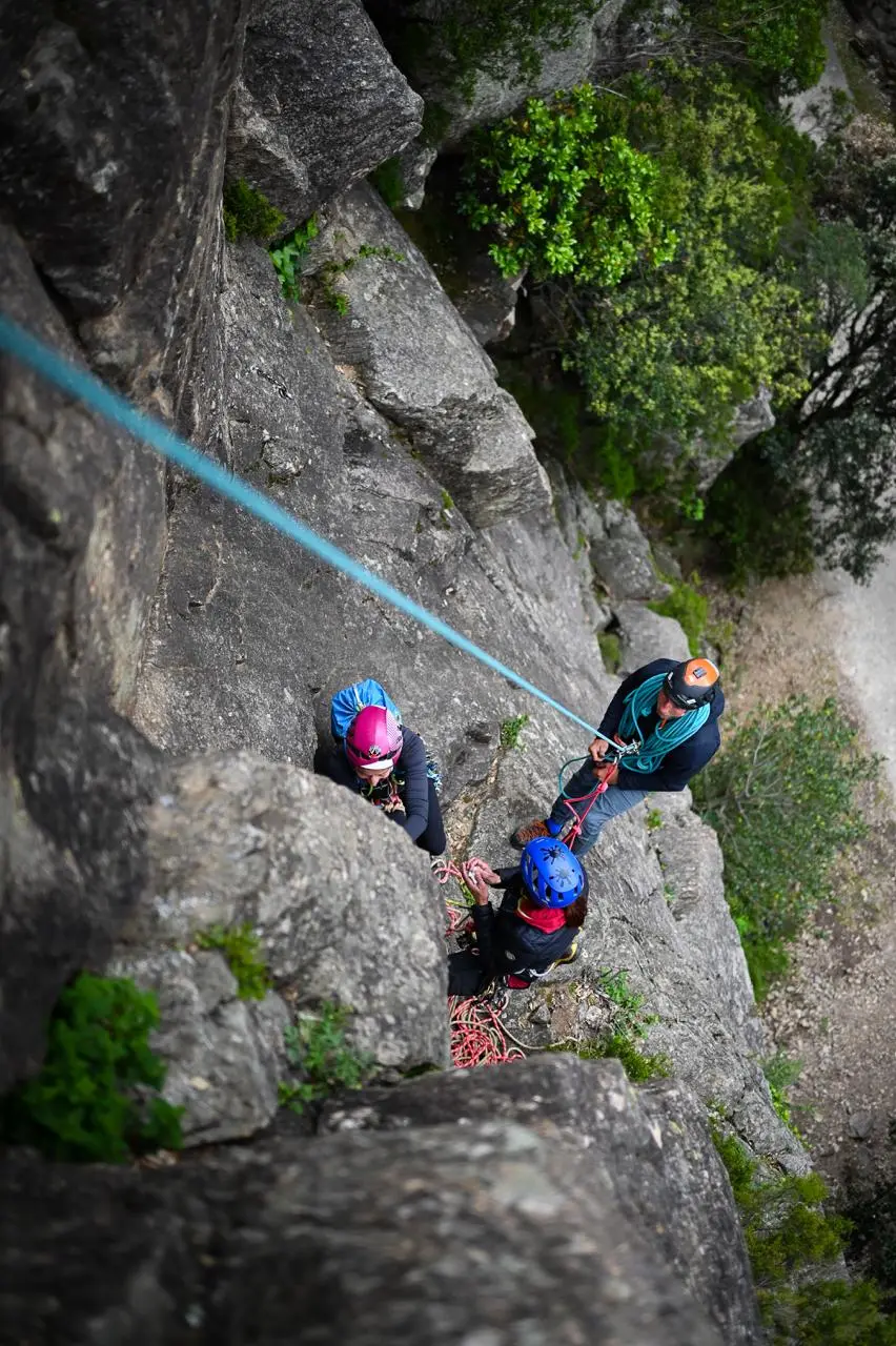 Moniteur escalade explications relais terrain d'aventure