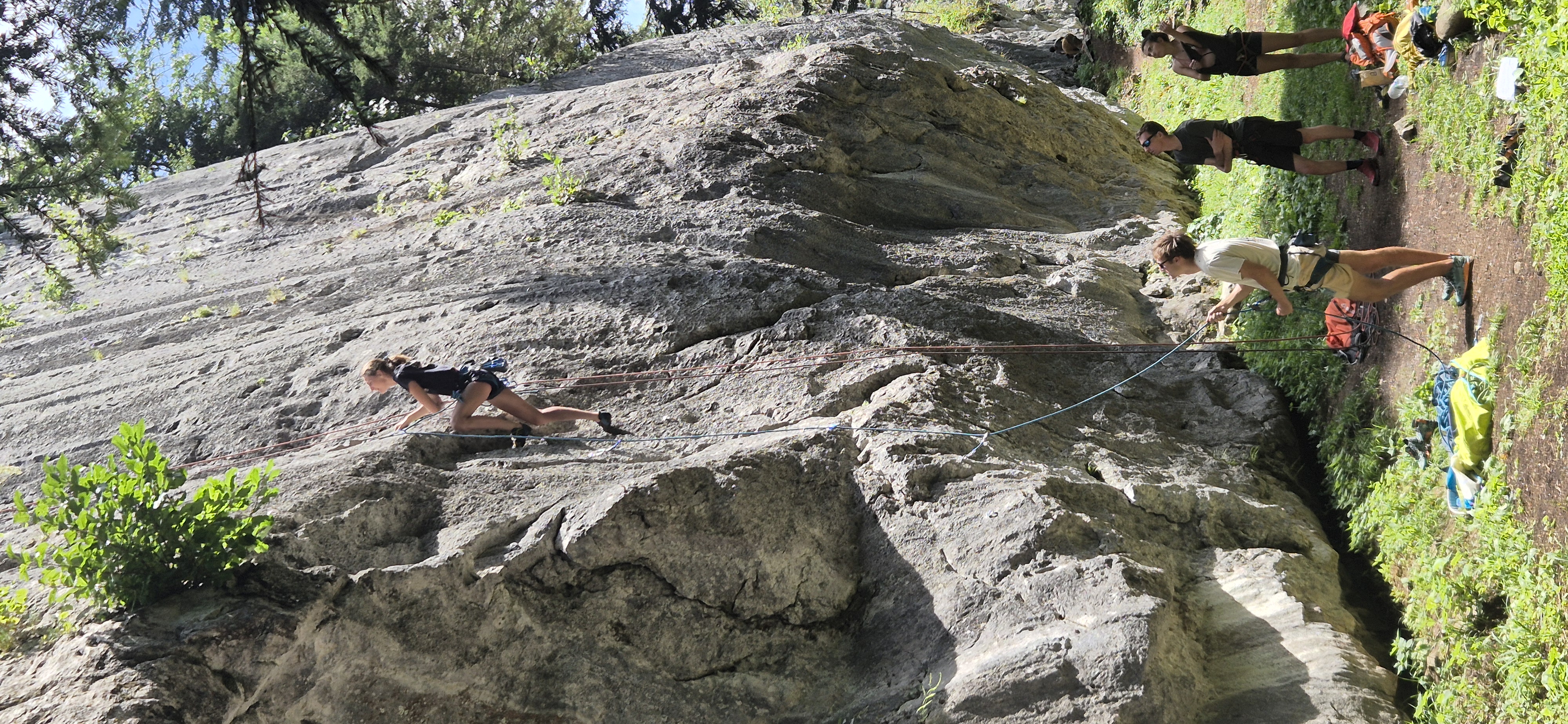 Escalade en forêt sur la falaise des Garins dans le massif des Bauges