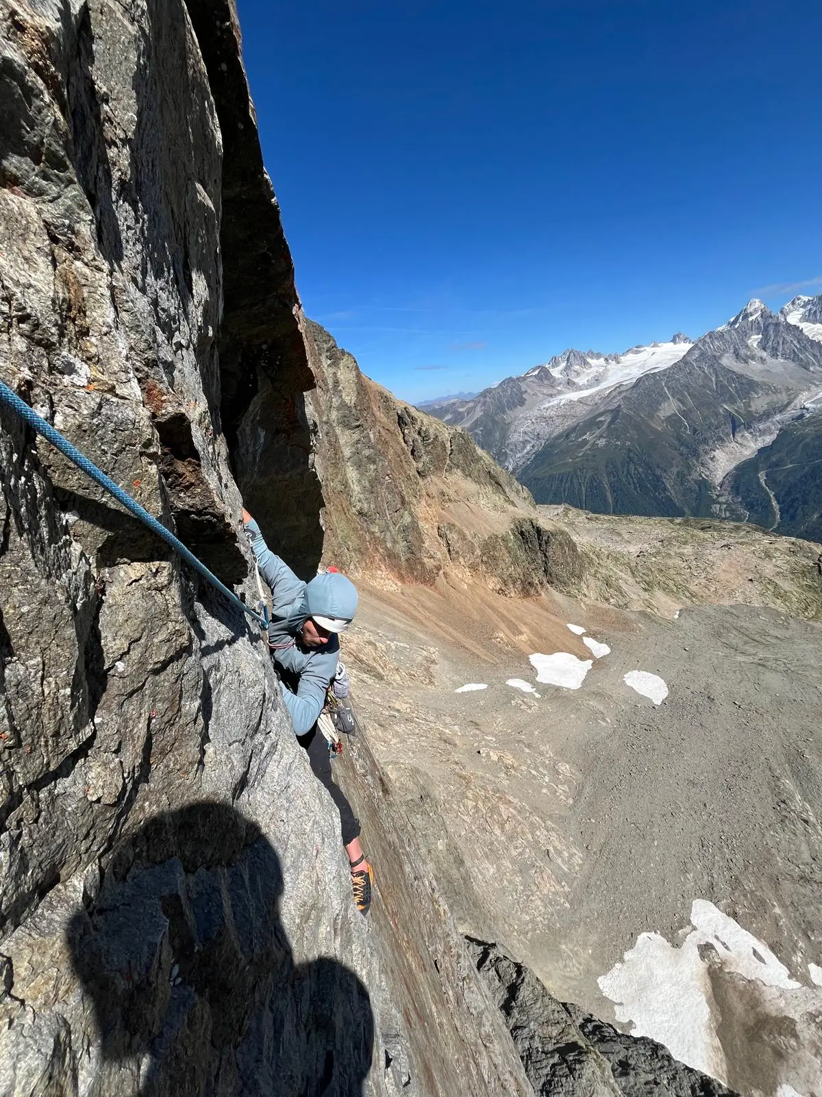 Yann dans la petit pas de désescalade bien coquin pour rejoindre le relais! 🧗♂️