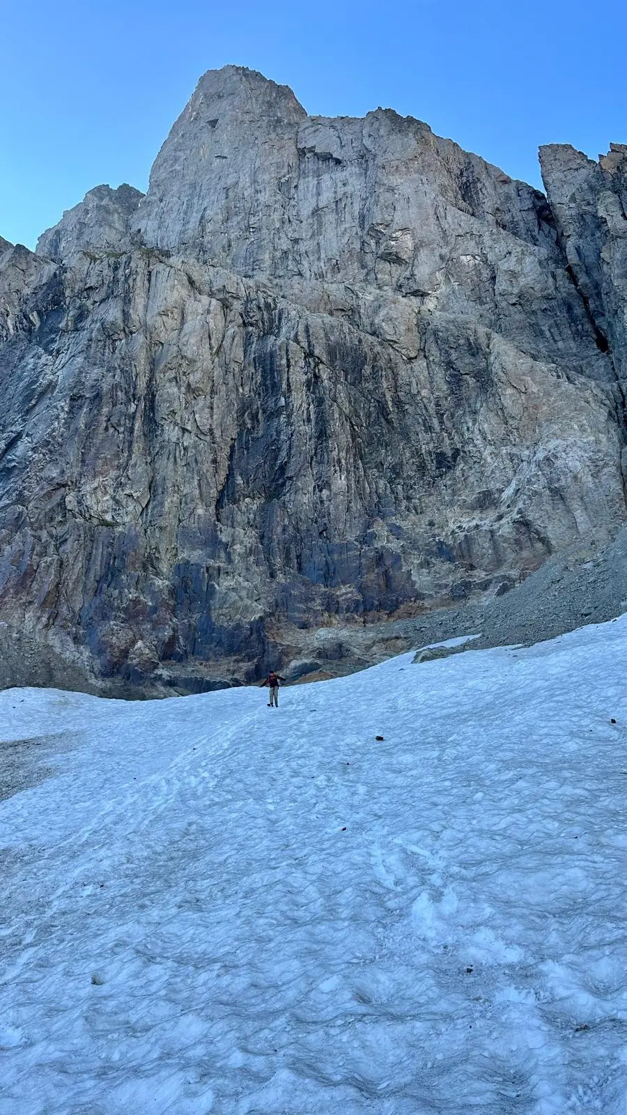 Découverte du névé au pied de la face, avec quelques petites glissades pour se mettre dans l’ambiance avant d’attaquer la grimpe ! 🏔️